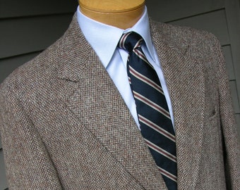 vintage 60's - 70's Men's tweed sport coat. Heathered yarn in Brown & Oatmeal with color flecks. Very Scottish. Size 42 - 44 Regular.