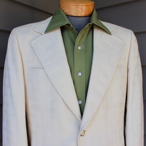 vintage 1970's -Jackman- Men's sport coat. Single breasted - 4 patch pockets. Ivory tone-ontone pattern wool - Tick stitching. 40 Short