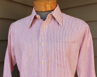 vintage 1970&#39;s -Gant &#39;Classic&#39;- Men&#39;s long sleeve shirt. Loose weave poplin w/ straight collar w/ original stays. Medium 15 1/2 x 33