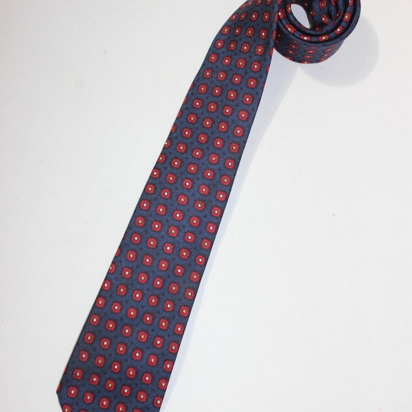 vintage 50's - 60's -Wembley- Men's neck tie. Foulard style 'neat' - Stylized floral medallions and dots. Rayon. Narrow 2 5/8" width