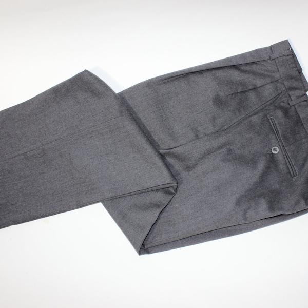 vintage 1980's -Cambridge Club- Men's pleat front trousers. Like 'NeW' Gray worsted - 100% Wool - Lighly flanneled. 35" Waist. 4" extra hem