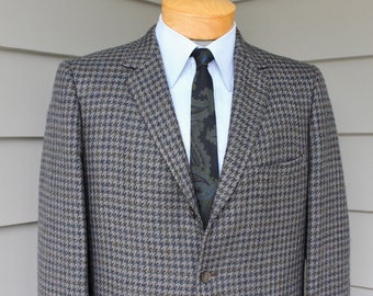 vintage 1960's -Botany 500- Men's Trad sport coat. 3 button Sack - Natural shoulder. Wool tweed Black & Gray houndstooth w/ Olive WP. 40 Reg