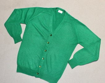 vintage 60's - 70's -Di Fini- Men's Saddle shoulder, cardigan sweater. Kelly Green - 100% Cashmere(?). USA. Small - Size 36 - Unisex