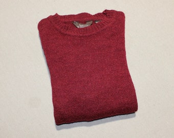 vintage 1970's -Hudson's- Men's crew neck sweater. Acrylic / Nylon blend - Burgundy brindle w/accent fibers. Small - Medium
