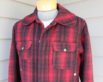 vintage 40's - 50's -Woolrich- Men's 503 hunting jacket. Heavy Melton wool - Red & Black plaid. Pockets and game pouch. Size 38. Old school