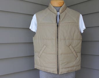 vintage 1970's -Sears- Men's puffy vest. Khaki exterior, Brown interior. Lightweight. Looks like 'NeW'! Large