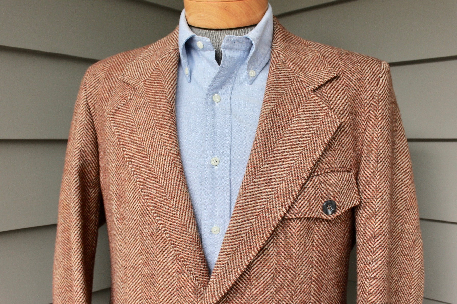 Vintage 1970's no Label Men's Tweed Belt Back Sportcoat. Maxi-herringbone  Shetland Wool. Flapped Pockets Bi-swing Back. Size 42 