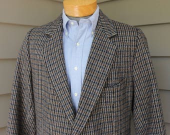 vintage 1980's Men's -Magee- Donegal Tweed sport coat. All Wool - Multi-color guncheck varient. Soft shoulder - Darted front. 46 Regular