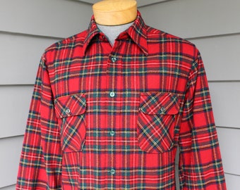 vintage 1960's -Pendleton- Men's long sleeve 'Field' shirt. Straight collar & buttoned chest pockets. Tartan plaid - Wool flannel. Medium