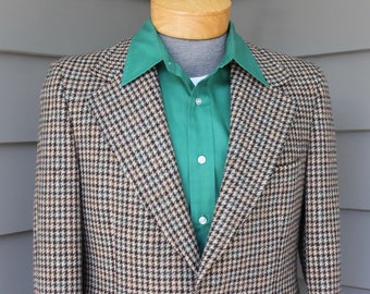 vintage 1970's Men's -McFarlin's- tweed sport coat. Big lapel - 2 button, darted front. Houndstooth check w/ Green windowpane. Size 39 - 40