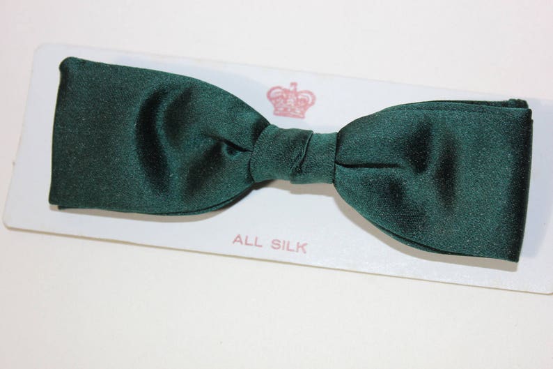 vintage 1950's Royal 'clip on' Bow Tie. 'New Old Stock' in case. All Silk Dark Emerald Green satin image 1