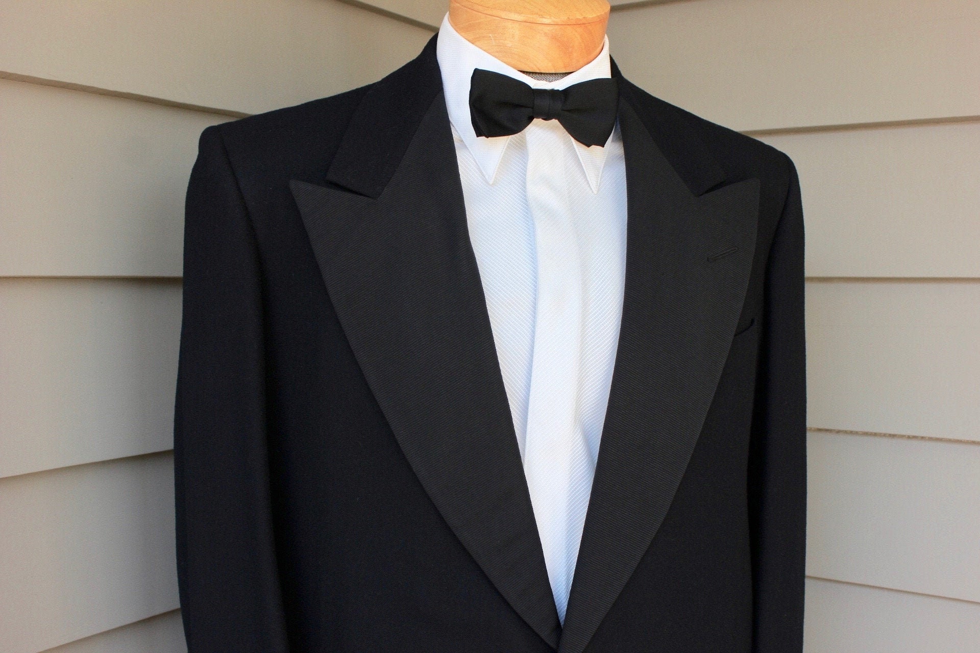 Vintage 40 s 50 s rudofker Tuxedo. Grosgrain Peaked Lapel Single