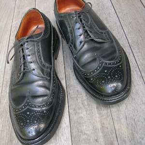 vintage 1970&#39;s -Florsheim&#39; Men&#39;s Imperial Kenmoor - Long Wing Brogues. Black Pebble grain - Leather, 5 nail soles. Size 9 1/2 - 10 D