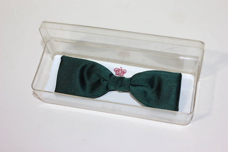 vintage 1950's Royal 'clip on' Bow Tie. 'New Old Stock' in case. All Silk Dark Emerald Green satin image 2