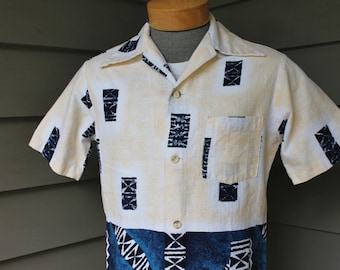 vintage 1970's -Penneys- Men's Hawaiian shirt. Geometric tribal Batik style print on textured Barkcloth. Like 'NeW'. Small