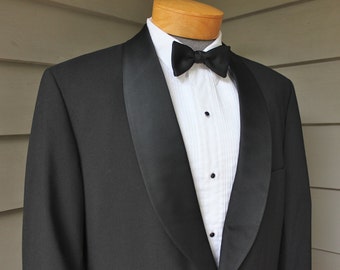 vintage 70's - 80's Men's Tuxedo jacket. Shawl collar in Black satin - Sack cut...a Classic. Made in USA. Size 42 Long