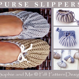 Puede incluir: Un par de zapatillas de crochet con un detalle de lazo. Las zapatillas están hechas en un esquema de color marrón claro y gris. La imagen también muestra un primer plano de las zapatillas y una pequeña bolsa de crochet.