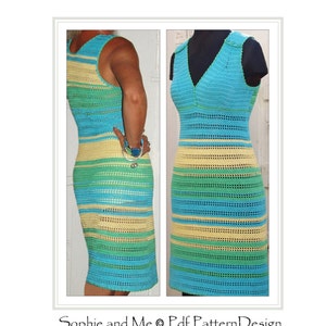 Puede incluir: Un vestido de crochet sin mangas con escote en V. El vestido est&aacute; rayado en tonos de azul, verde y amarillo.