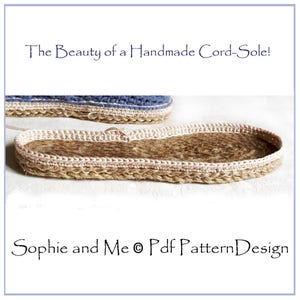 Puede incluir: Primer plano de una suela de cordón hecha a mano para un zapato. La suela está hecha de materiales naturales y tiene una combinación de colores beige y marrón. El texto "The Beauty of a Handmade Cord-Sole!" es visible en la parte superior de la imagen. El texto "Sophie and Me Pdf Pattern Design" es visible en la parte inferior de la imagen.