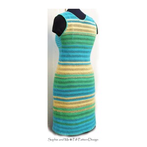 Puede incluir: Un vestido de crochet sin mangas con un patr&oacute;n de rayas en tonos de azul, verde y amarillo. El vestido es ajustado y tiene un dobladillo recto.
