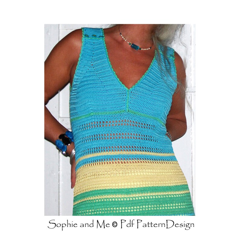 Puede incluir: Un vestido de crochet sin mangas con escote en V. El vestido est&aacute; hecho con hilo azul, amarillo y verde. El vestido tiene un patr&oacute;n de rayas.
