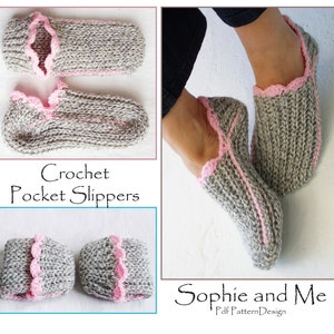 Pode incluir: Padr&atilde;o de chinelos de crochet de bolso por Sophie and Me Pdf Pattern Design. A imagem mostra um par de chinelos de crochet cinzentos e cor-de-rosa com uma borda festoneada.