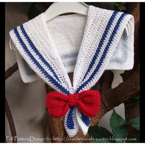 Puede incluir: Collar de marinero de crochet blanco con rayas azules y una pajarita roja.  Pdf Pattern Design © - http://crochet-craft-santini.blogspot.com