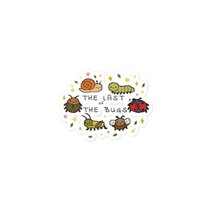 Può includere: Un adesivo bianco con illustrazioni di cartoni animati di vari insetti, tra cui una lumaca, un bruco e una coccinella. Il testo "THE LAST of THE BUGS" è visualizzato al centro. L'adesivo ha un design giocoso con cuori e stelle.
