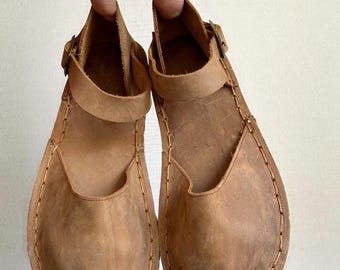 Sandalias de cuero hechas a mano con diseño de suela de goma y remaches de cobre para hombre.