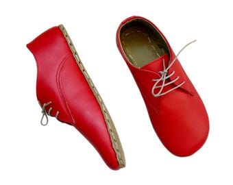 Sapatos de couro artesanais para mulheres: design minimalista vermelho descalço