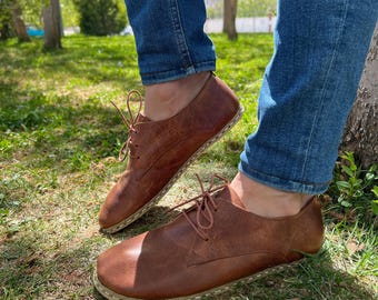 Sapatos de couro artesanais para mulheres: sandálias descalças com detalhes em cobre