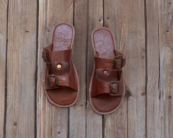 Sandalias de conexión a tierra hechas a mano para hombre, con remaches de cobre, color marrón antiguo.