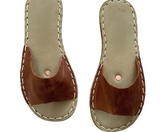Ręcznie robione skórzane klapki uziemiające dla mężczyzn: sandały Barefoot z miedzianymi nitami