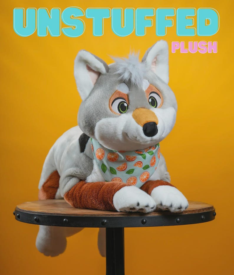 Peut inclure: Une peluche de loup avec une fourrure grise et blanche, des accents orange et un bandana bleu clair avec des motifs de tranches d'orange. Le texte "UNSTUFFED PLUSH" est affich&eacute; au-dessus du jouet sur un fond jaune.