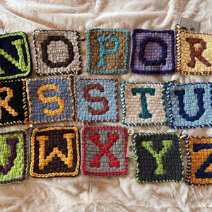 Handvävd stor Pro Loom 20 cm grytlapp/underlägg - Initialer N - Ö