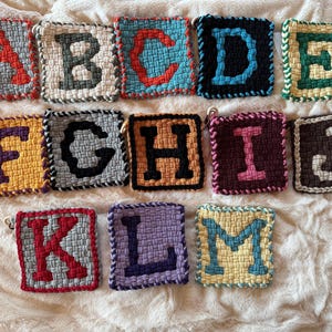Handvävd stor Pro Loom 20 cm grytlapp/underlägg - Initialer A - M
