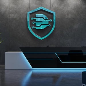 Puede incluir: Recepción de oficina moderna con un mostrador negro y blanco, un logotipo turquesa y una planta en una maceta plateada. Las paredes son de color gris oscuro con iluminación azul y zonas de estar.