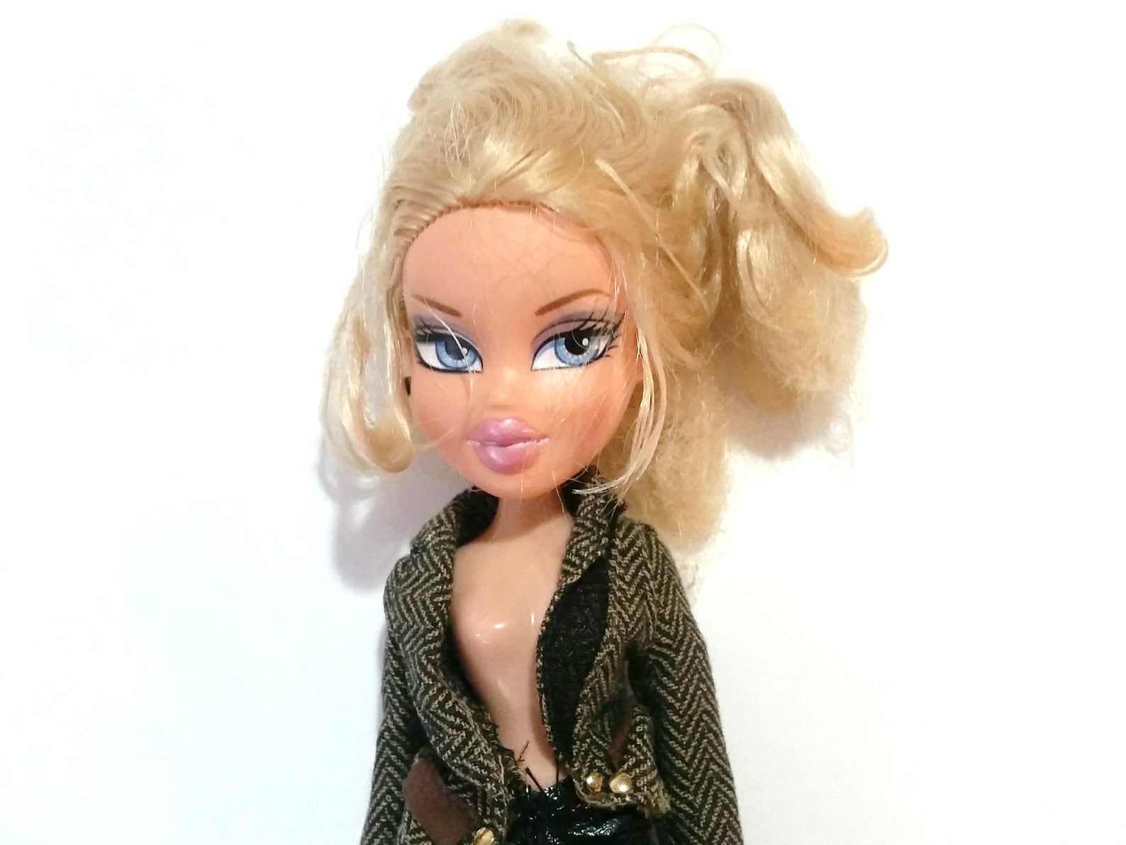 bratz doll blonde hair blue eyes