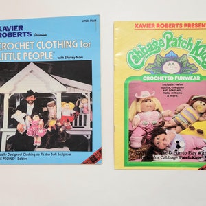 Peut inclure: Deux livrets de modèles artisanaux vintage intitulés Xavier Roberts Presents Crochet Clothing for Little People et Cabbage Patch Kids Crocheted Funwear. Les livrets présentent des photographies en couleur de poupées portant diverses tenues et accessoires au crochet.