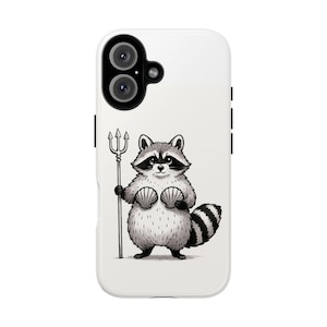 Op de afbeelding: Witte telefoonhoes met een cartoon wasbeer die een drietand en schelpen vasthoudt. De wasbeer heeft een zwart-grijs masker, een zachte vacht en een gestreepte staart. Het ontwerp is een grillige illustratie.