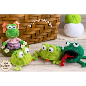 Può includere: Una collezione di rane all'uncinetto fatte a mano in varie pose. Una rana indossa un vestito rosa e un fiocco, mentre altre hanno la bocca aperta con lingue rosse. L'immagine include il testo "3 in 1 Frog Crochet Pattern" e "PDF Pattern Only".