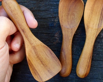 Op de afbeelding: Drie houten lepels met een schepvorm aan het uiteinde. De lepels zijn gemaakt van lichtbruin hout en hebben een gladde afwerking.