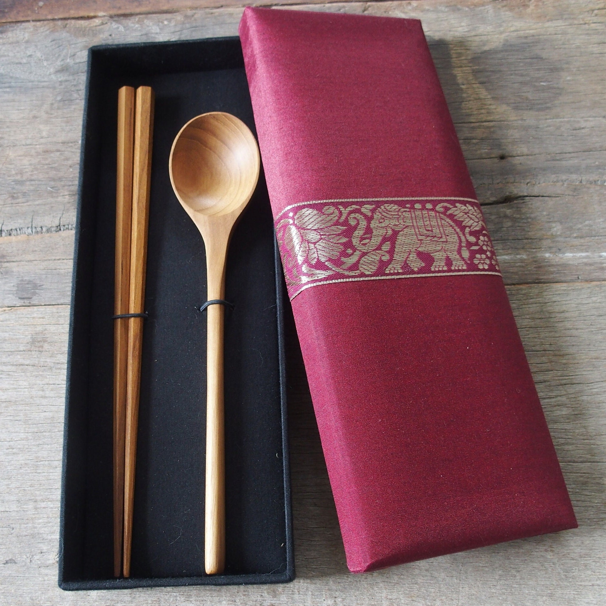 Set di bacchette e cucchiai in legno laccato coreano - Italia