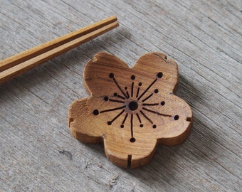 Resto de palillos de madera, soporte de palillos de madera, pieza de flor de madera, decoración de madera de teca, decoración de servicio de mesa de cena chopstickrest