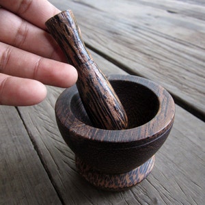 Trämortel och mortelstöt, palmträ, liten mortel, minikvarn, träkvarn för stampning, träleksak för matlagning