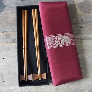Caja de regalo para palillos de sushi, juego de palillos de madera de teca y soporte para palillos, juego de palillos de madera, palillos de madera minimalistas, caja de regalo de seda