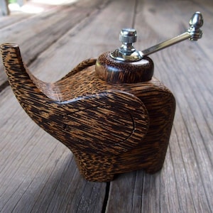 Fashion pepper grinder, wooden stylish handmade elephant style pepper grined, high quality perfect housewarming gift kitchen accessories