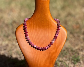 Collar de cuentas de jade real con cierre de langosta relleno de oro y cuentas.