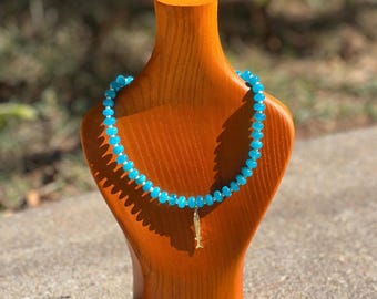 Collar de cuentas de jade liso con colgante de pez relleno de oro