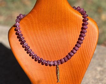 Collar de piedras preciosas de jade con colgante de pez relleno de oro y extensor de cadena relleno de oro